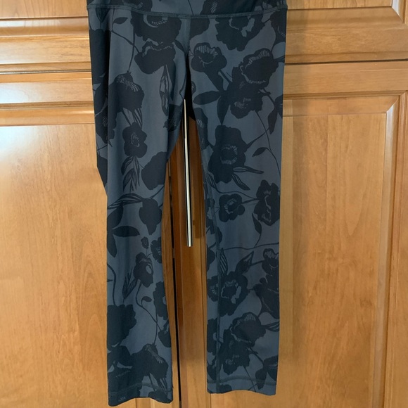 NWOT Black/Grey Cropped lululemon Leggings - Picture 2 of 4